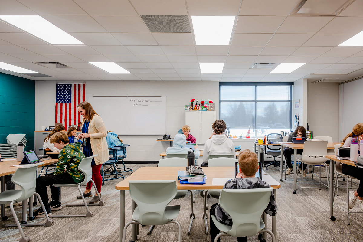 BayView_Cogni_RuckusActivityTable_LimeLiteCafeStool_Classroom