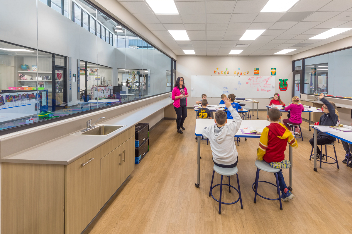 MMCRU_RuckusActivityTable_600SeriesStool_Classroom